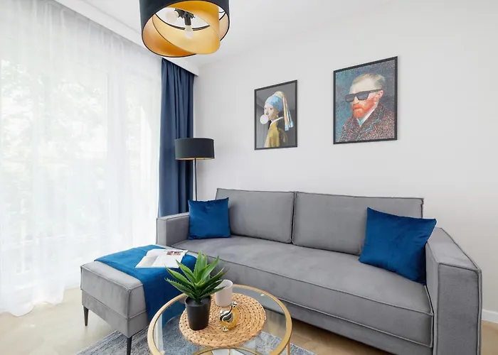 Klimatyzowane Apartamenty w Centrum Krakowa z Parkingiem i Biurkiem by Renters Prestige